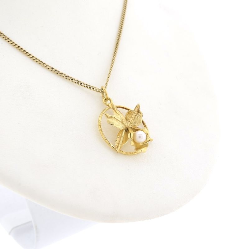 Image 4 of 18 carat gold pendant of lily with pearl