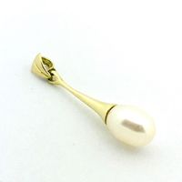 Gold solitaire pendant with a pearl