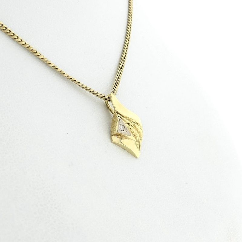 Image 5 of Gold pendant with diamond; 0.01 ct.