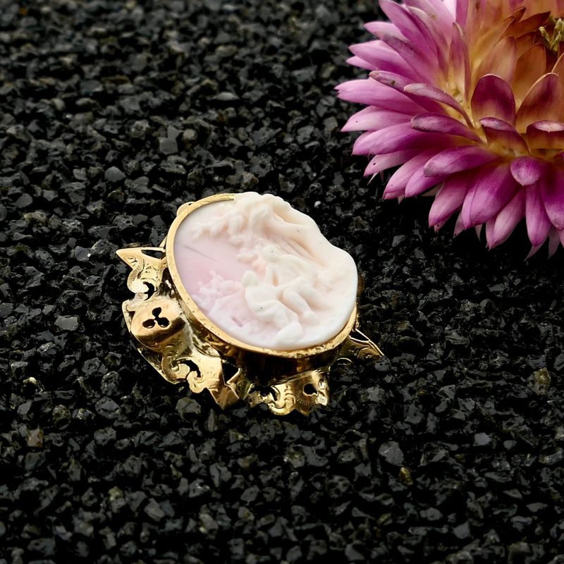 Afbeelding 2 van Antiek gouden broche met roze camee