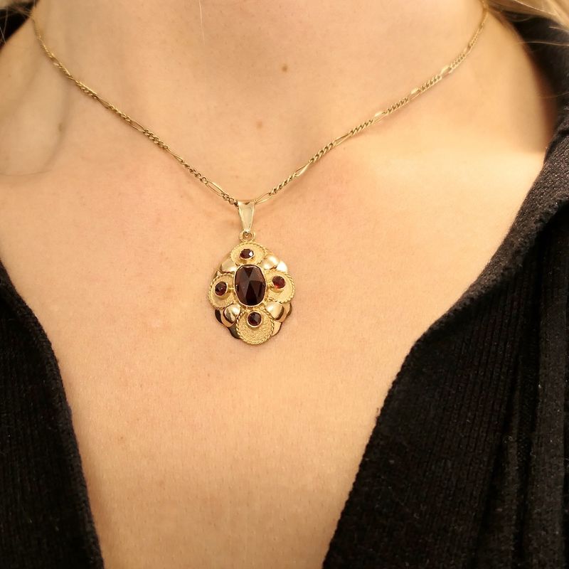 Image 4 of Vintage gold pendant with garnet | Amsterdam