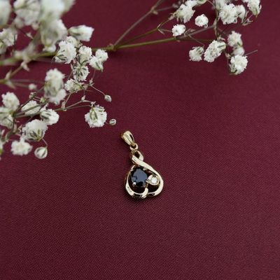 Image 2 of Gold pendant with sapphire and diamond | 0.02 ct.