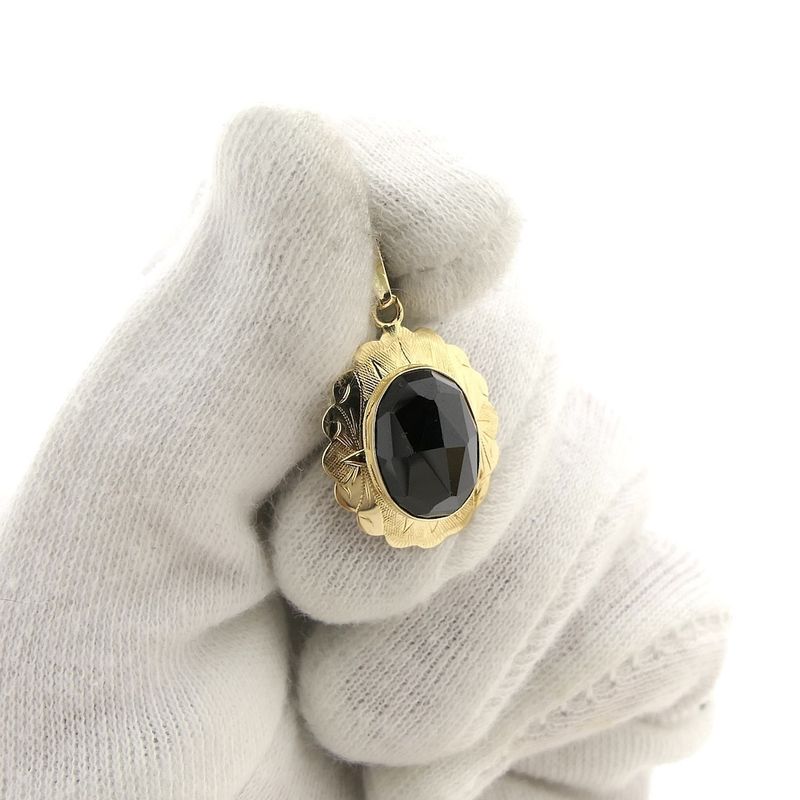 Image 8 of Gold pendant with garnet