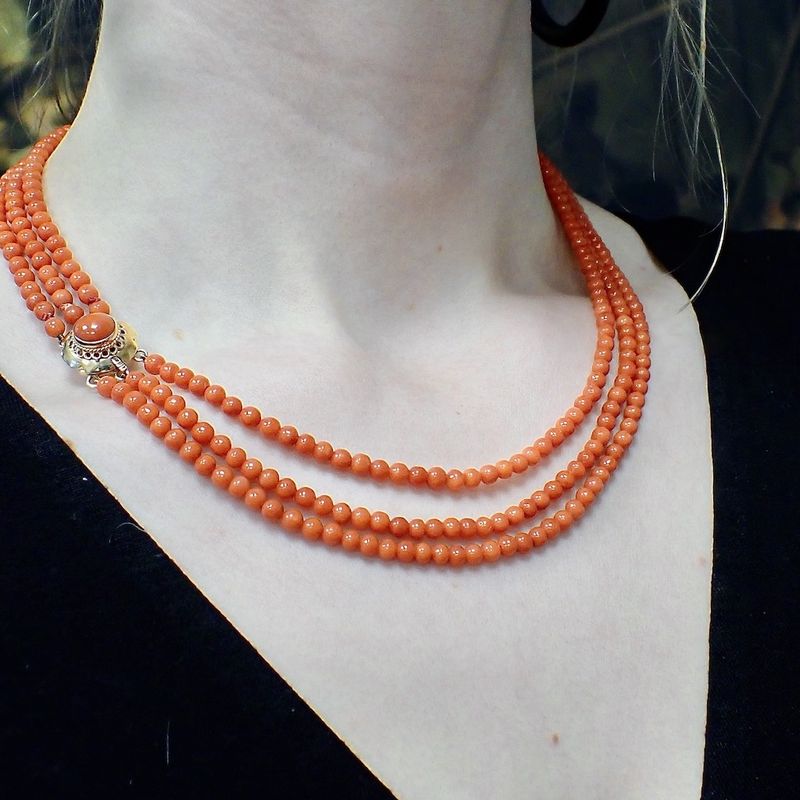 Image 3 of Blood coral bead necklace with gold clasp; Antique | 45 cm
