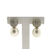 Utopia gold earrings with pearl and diamonds; 1.54 ct.