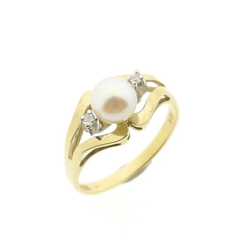 Image 1 of Vintage gold ring with pearl and diamond | 0.04 ct.