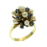 Gold cocktail ring with sapphire and freshwater pearl