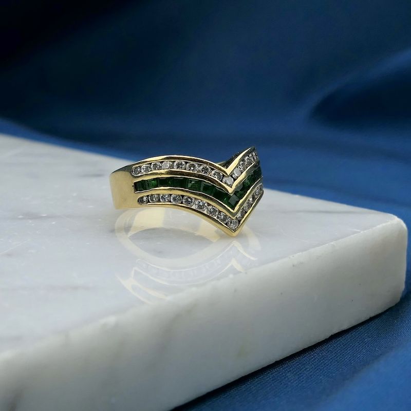 Image 2 of 18K Gold V-shaped ring with emerald and diamond | 0.34 ct.