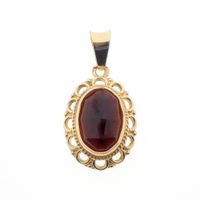 Vintage gold pendant with oval garnet