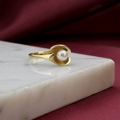 Image 2 of Vintage gold ring with pearl