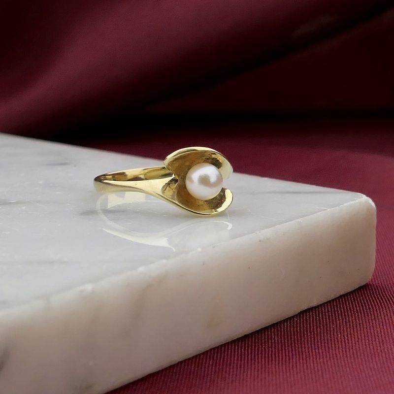 Image 2 of Vintage gold ring with pearl