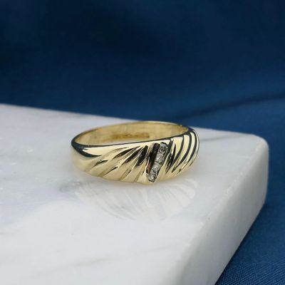 Image 2 of Gold croissant ring with diamonds; 0.04 ct.