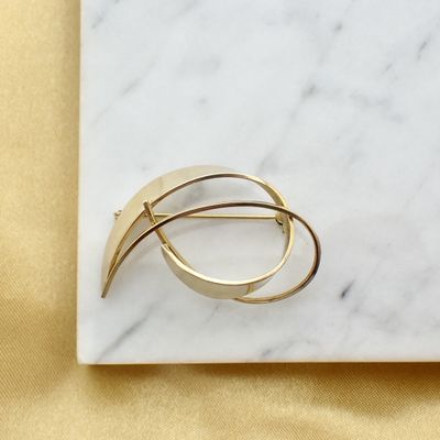 8 carat vintage brooch Image 2 of 8 carat vintage brooch