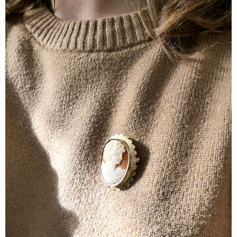 Image 9 of Antique gold brooch/pendant with cameo