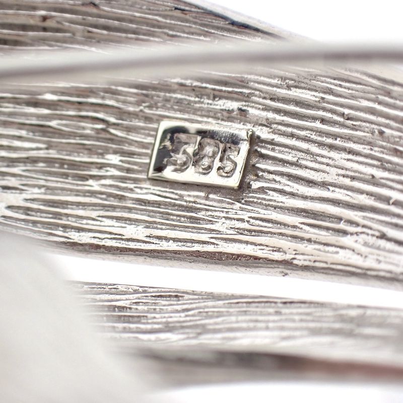 Image 5 of White gold brooch with diamonds; 0.18 ct.