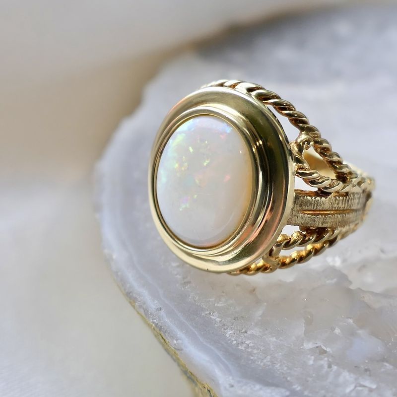 Image 2 of Vintage ring with precious opal