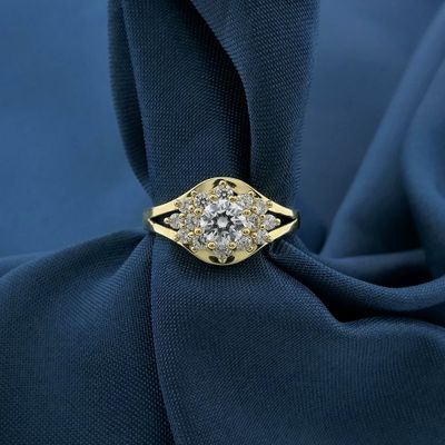 9 crt. Vintage entourage ring with zirconia Image 2 of 9 crt. Vintage entourage ring with zirconia