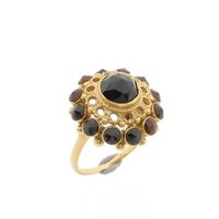 Gold entourage ring with garnet stones | Vintage
