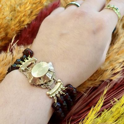 Glass bead bracelet with gold clasp; Antique | Ø 55mm Image 2 of Glass bead bracelet with gold clasp; Antique | Ø 55mm