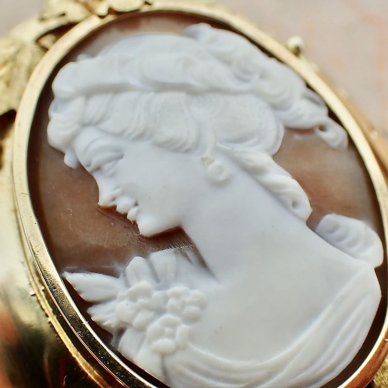 Image 3 of Gold brooch/pendant with cameo