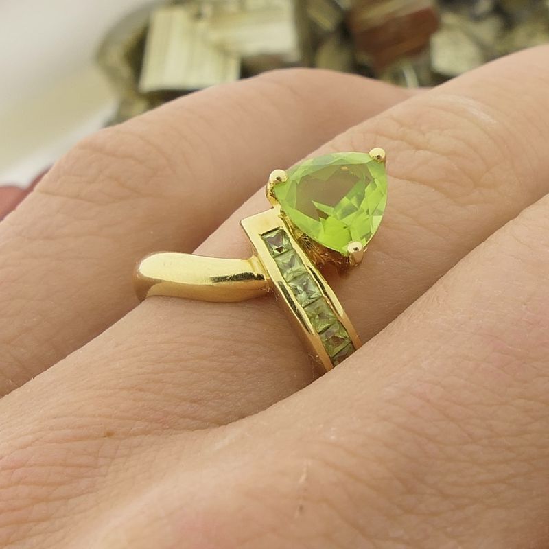 Image 2 of 18 carat gold V-shaped ring with peridot