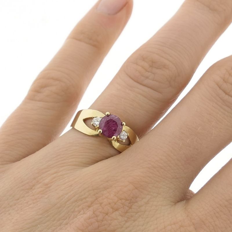 Image 4 of 18 carat gold ring with ruby ​​and diamonds