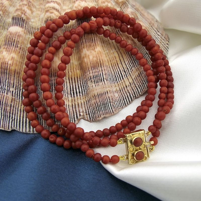 Image 2 of Blood coral bead necklace with gold clasp; Antique | 37 cm