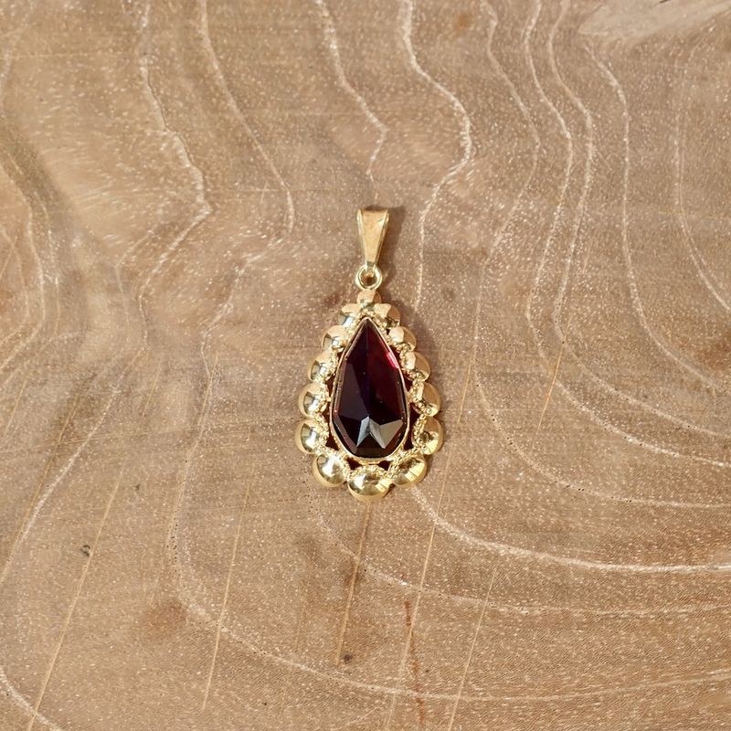 Image 2 of Vintage gold pendant with garnet
