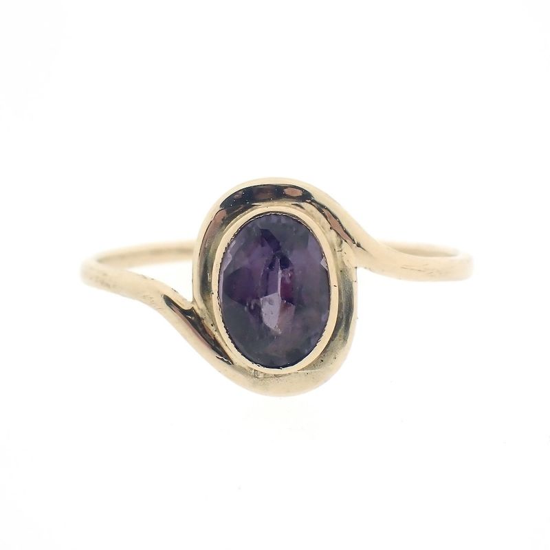 Image 3 of Vintage gold ring with purple sapphire