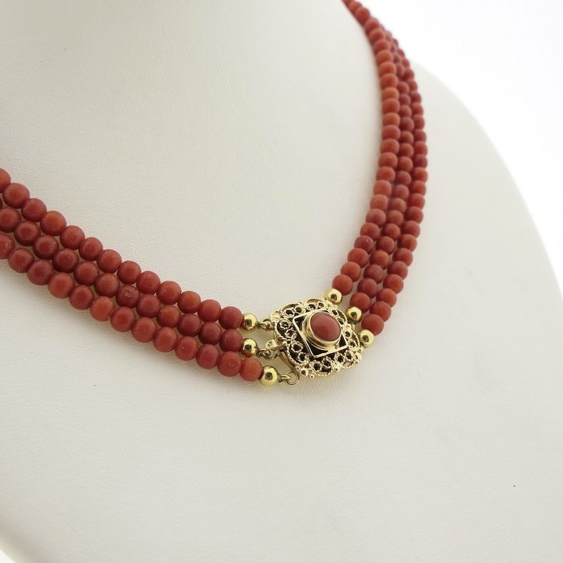 Image 3 of Blood coral bead necklace with gold clasp; Antique | 39 cm