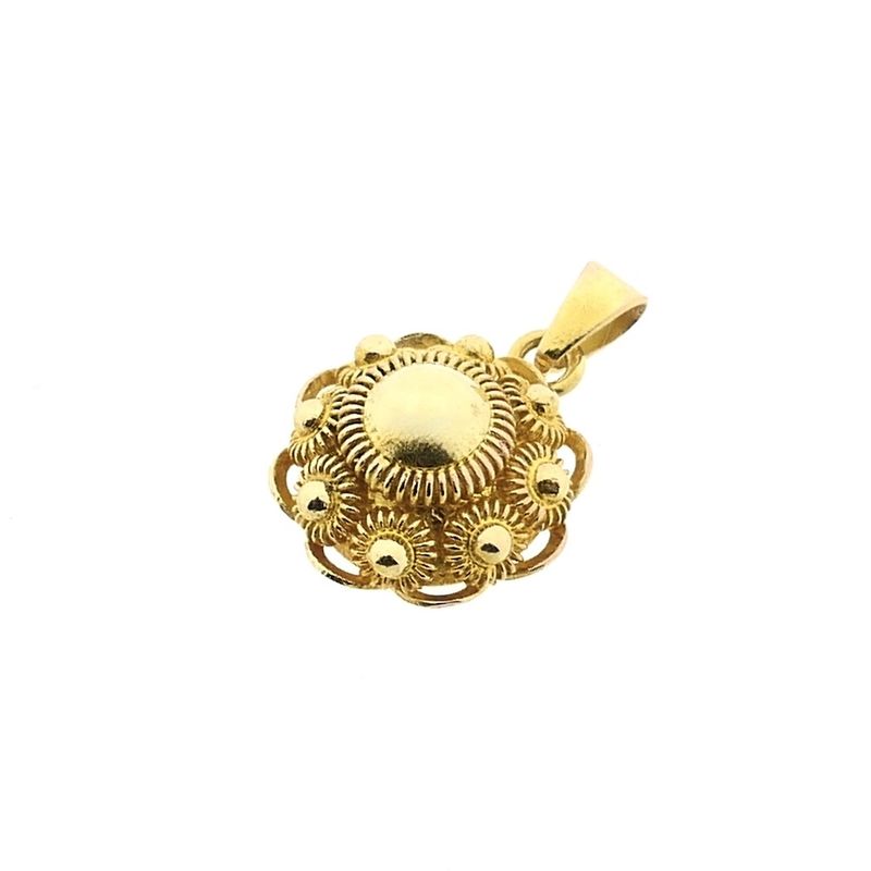 Image 5 of Gold pendant of a Zeeland button