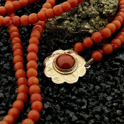 Red coral bead choker with gold clasp; Antique | 35.5 cm Image 2 of Red coral bead choker with gold clasp; Antique | 35.5 cm