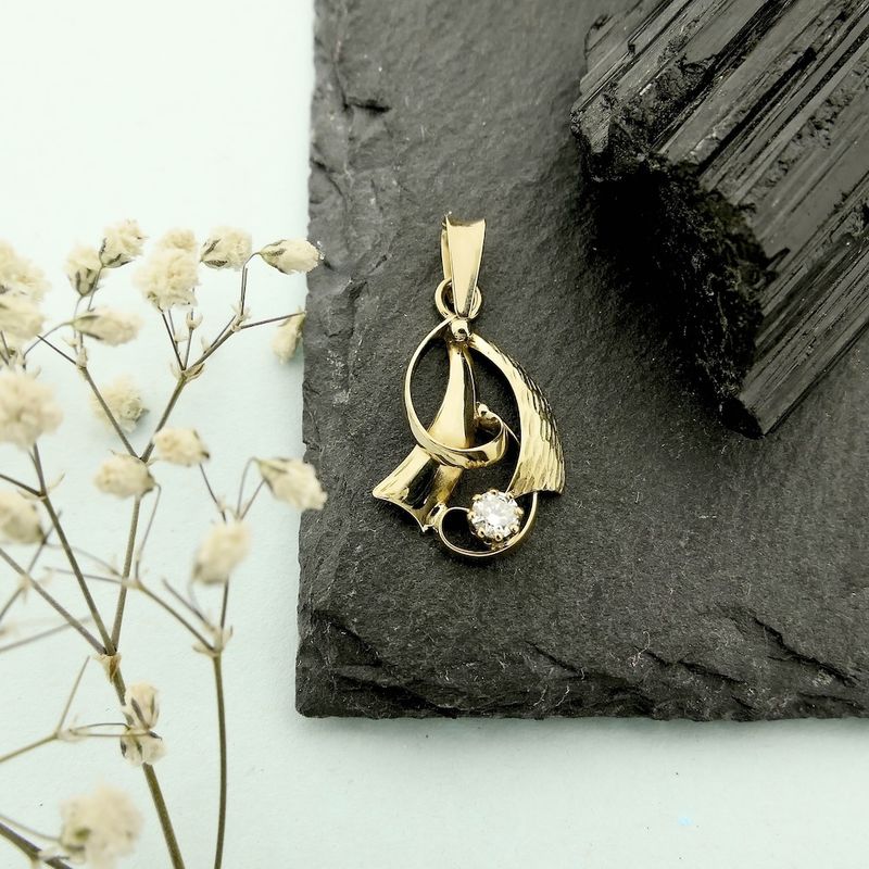 Image 2 of Golden fantasy pendant with diamond | 0.25 ct.