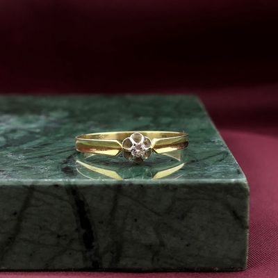 Image 2 of Gold solitaire ring with diamond; 0.03 ct.