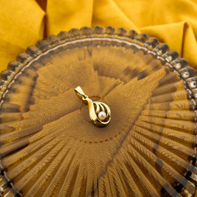 Image 2 of Gold pendant with pearl | Vintage