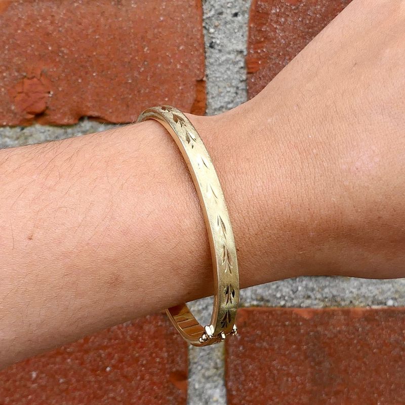 Afbeelding 9 van Gouden slavenarmband met gravures; Maat M/L