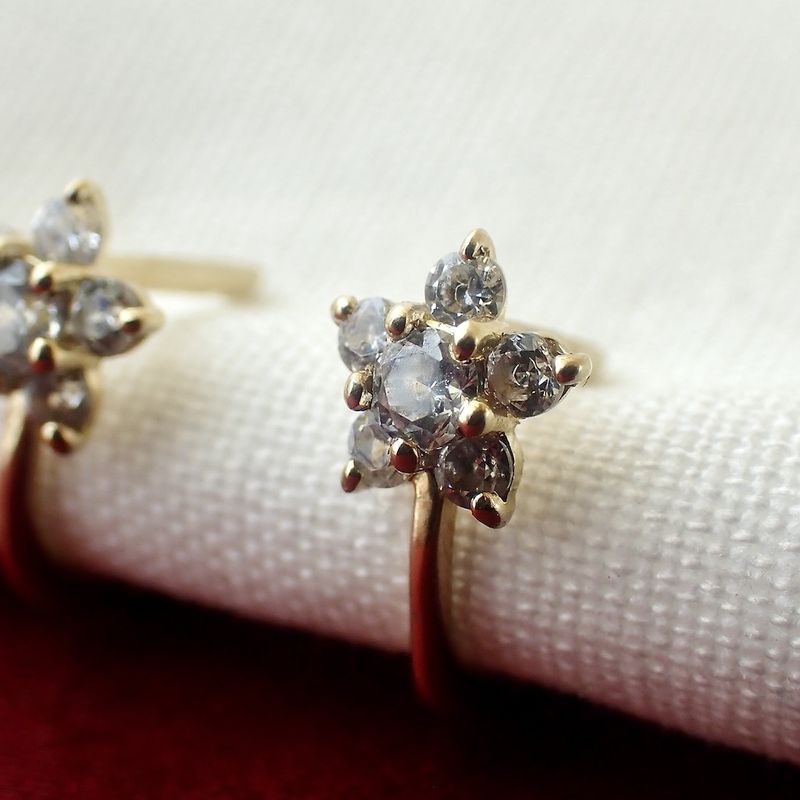 Image 5 of Gold stud earrings with zirconia flower