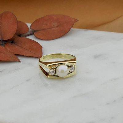Image 2 of Gold ring with pearl and zirconia