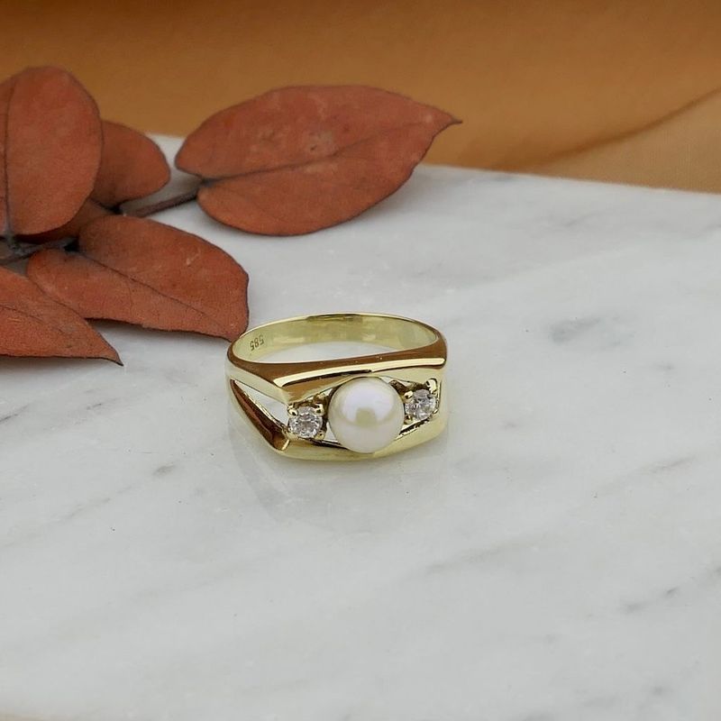 Image 2 of Gold ring with pearl and zirconia