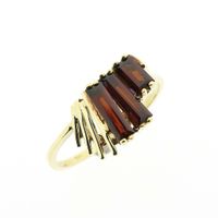 Gold ring with garnet stones | Art Deco