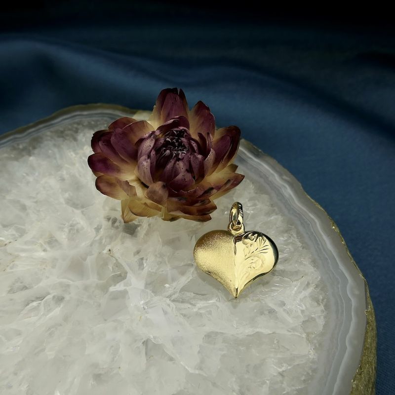 Image 2 of Gold pendant of a heart