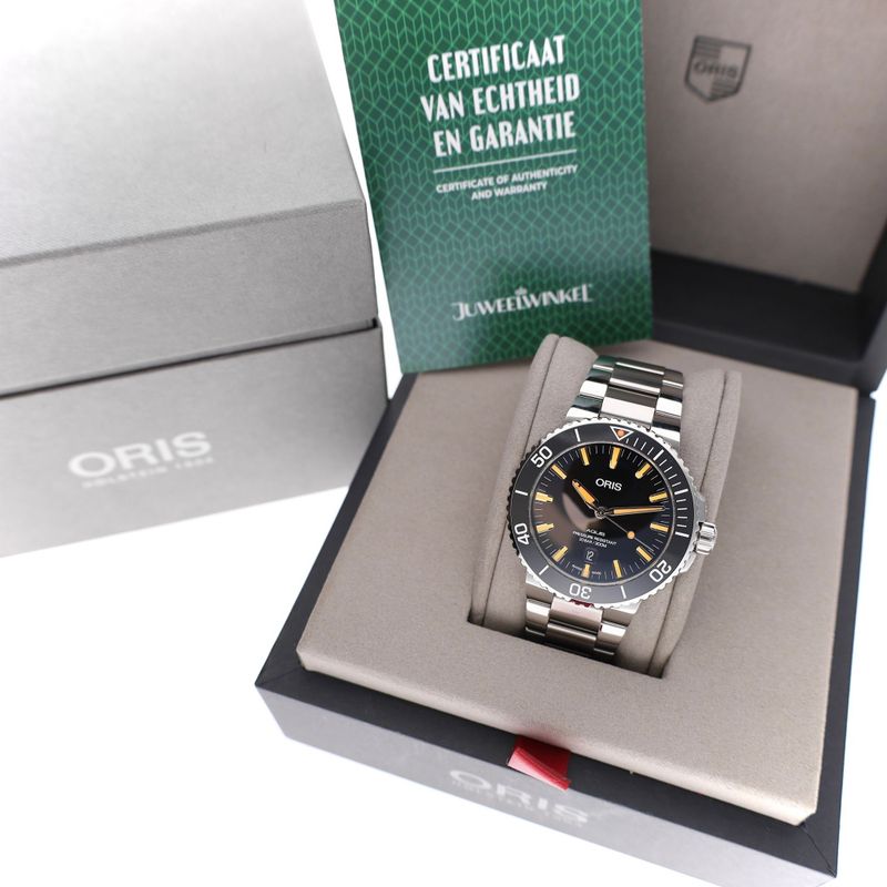 Image 2 of Oris Aquis Date 43.5mm Automatic Men's Watch