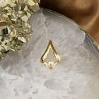 Image 7 of Golden subtle pendant with pearl