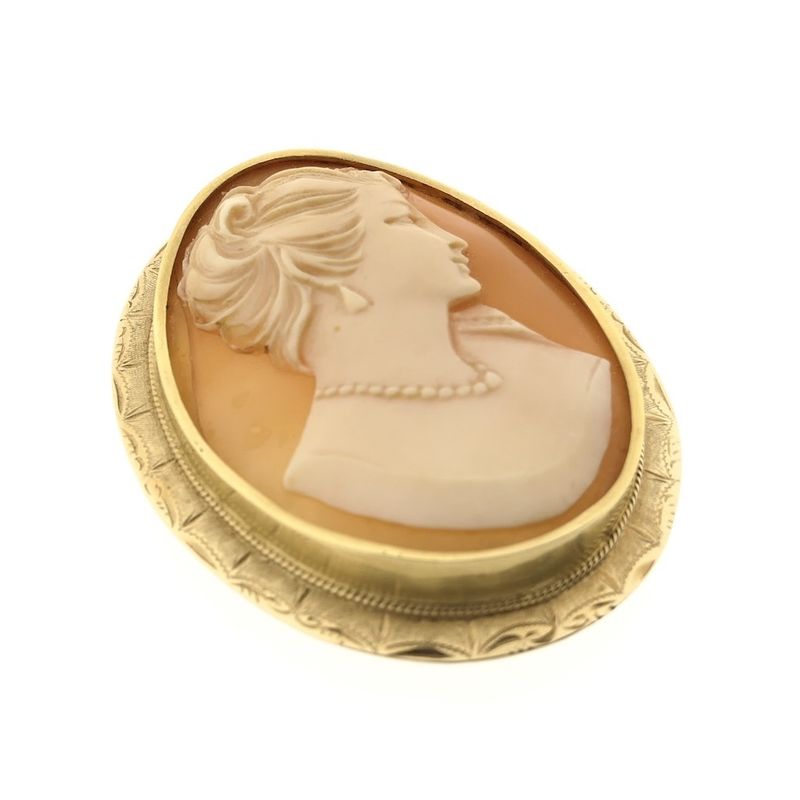 Image 4 of Vintage gold pendant/brooch with cameo