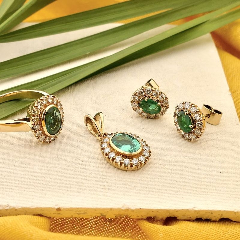 Image 9 of Gold ring with emerald and diamonds; 0.32 ct.