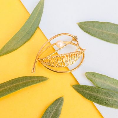 Image 2 of 8 carat brooch with pearl