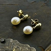 Gold stud earrings with pearl