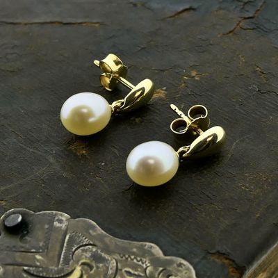 Image 1 of Gold stud earrings with pearl