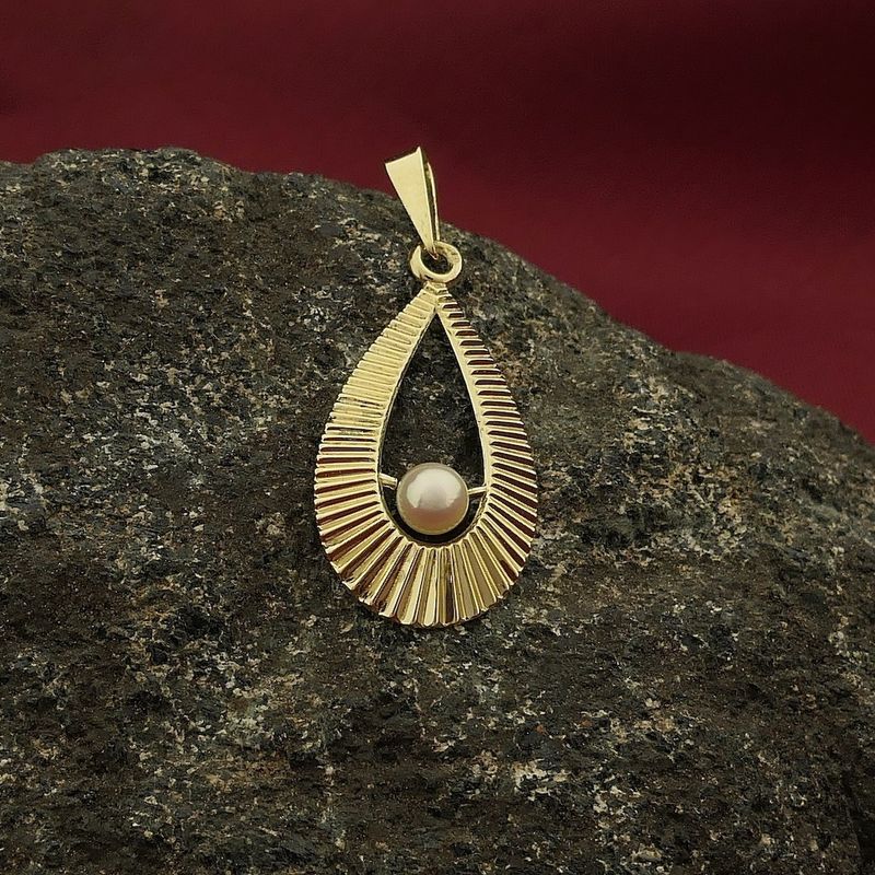 Image 2 of Gold pendant with pearl | Vintage