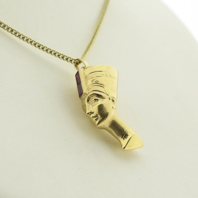 Image 8 of 18 carat gold pendant of Queen Nefertiti with ruby